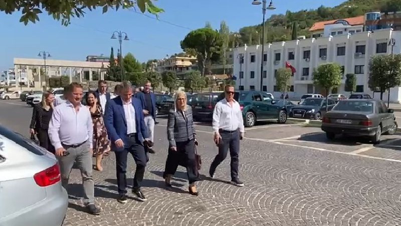 Takim 40 minuta me përfaqësuesit politik, Lindita Nikolla bën lëvizjen e rëndësishme në Lezhë 800 0 6140777591954