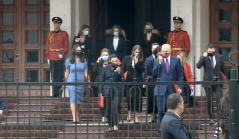 Betohet para Presidentit Meta kabineti i ri qeveritar, kryeministri Rama dhe ministrat bëjnë lëvizjen e menjëhershme pas ceremonisë 800 0 6145a1a861dfc