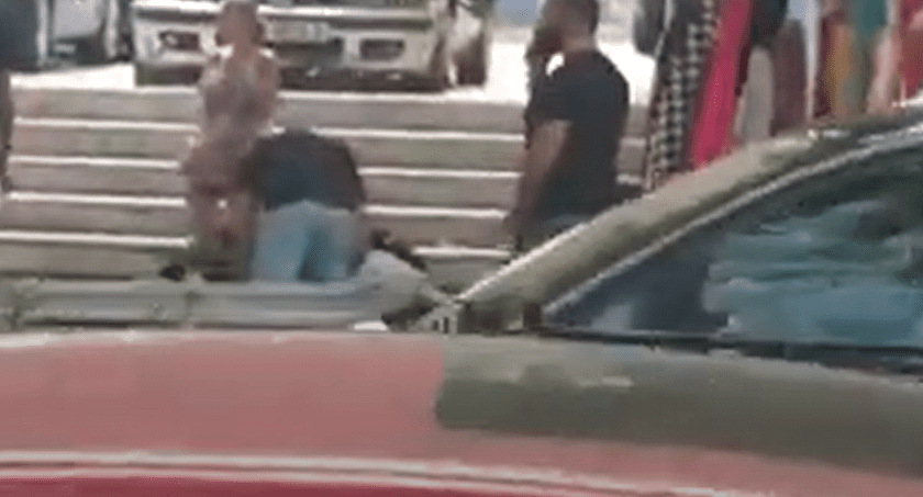 Aksident i rëndë në Tiranë/ “Benz-i” përplas burrë dhe grua, i vijnë në ndihmë kalimtarët 90D5E661 7812 4AF1 997A 149D4E4EDD75