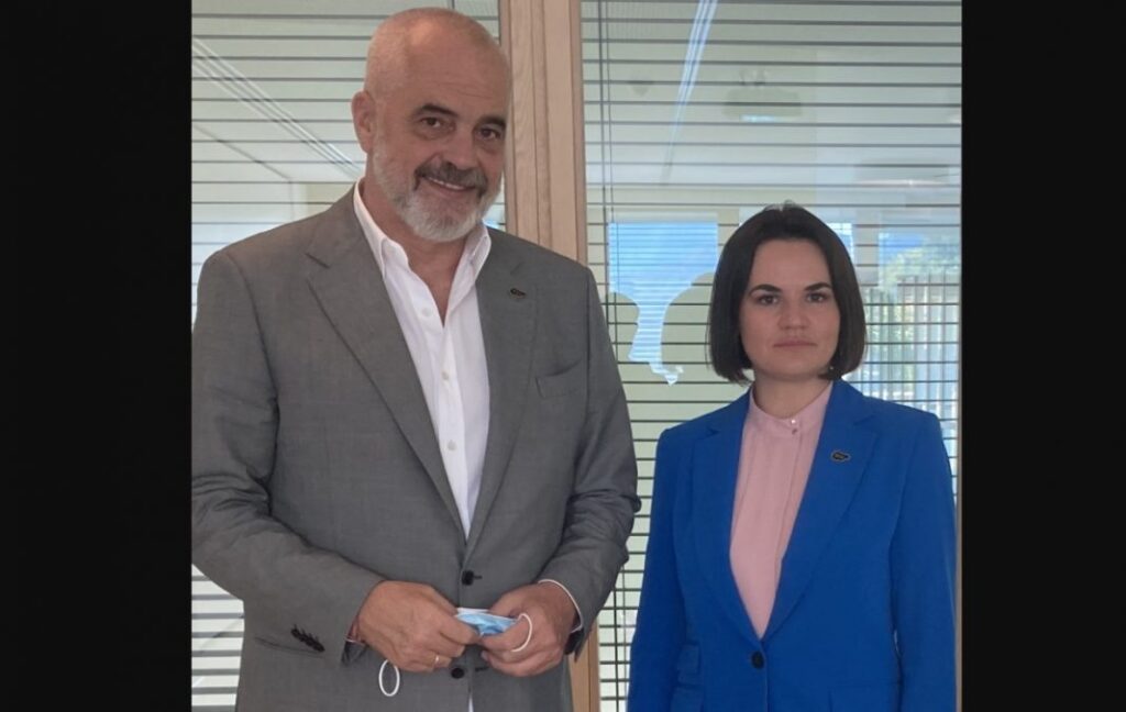 Kandidoi përballë Lukashenkos, aktivistja e njohur bjelloruse viziton nesër Tiranën Aktivistja e njohur bjelloruse Sviatlana Tsikhanouskaya