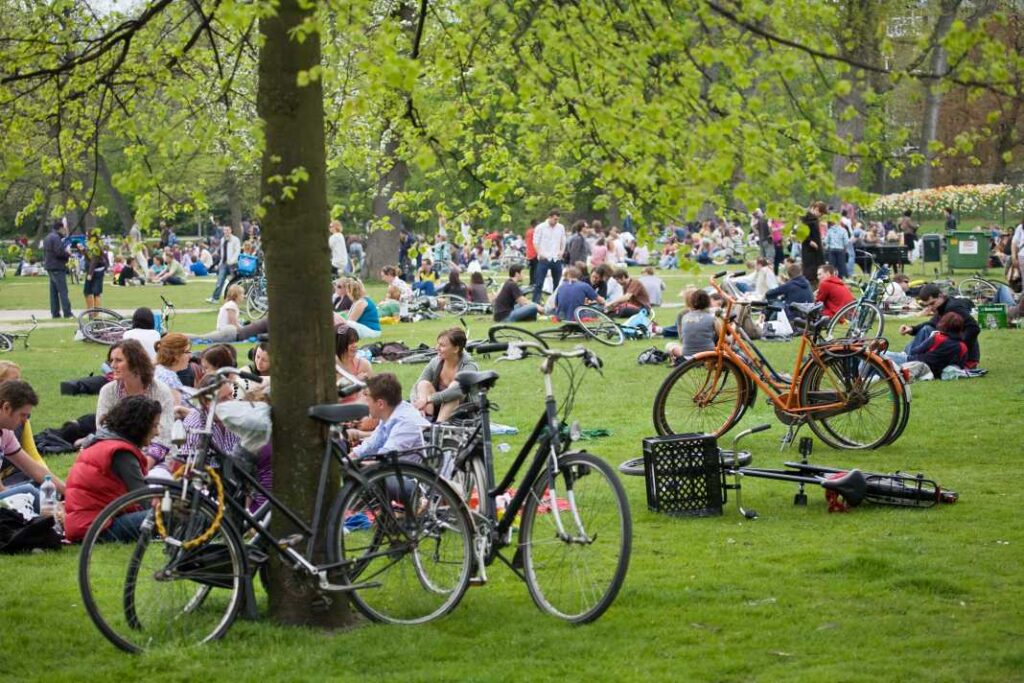 10 vendet me popullsinë më shtatlartë, holandezët kryesojnë Amsterdam Vondelpark 1496 1068x712 1
