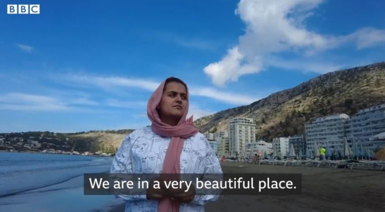 BBC udhëton drejt Shëngjinit, rrëfehet gazetarja që intervistoi talebanët një ditë pasi morën vendin: Akoma dridhem. Këtu është bukur, por… Behishta Arghand