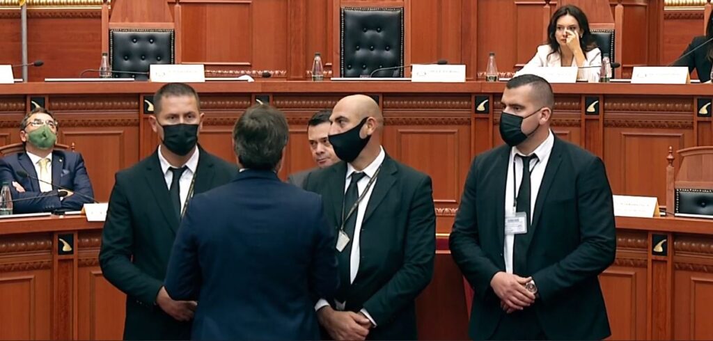 VIDEO/ Ahmetaj merr fjalën, Alibeaj afrohet, truprojat rrethojnë foltoren Capture 165