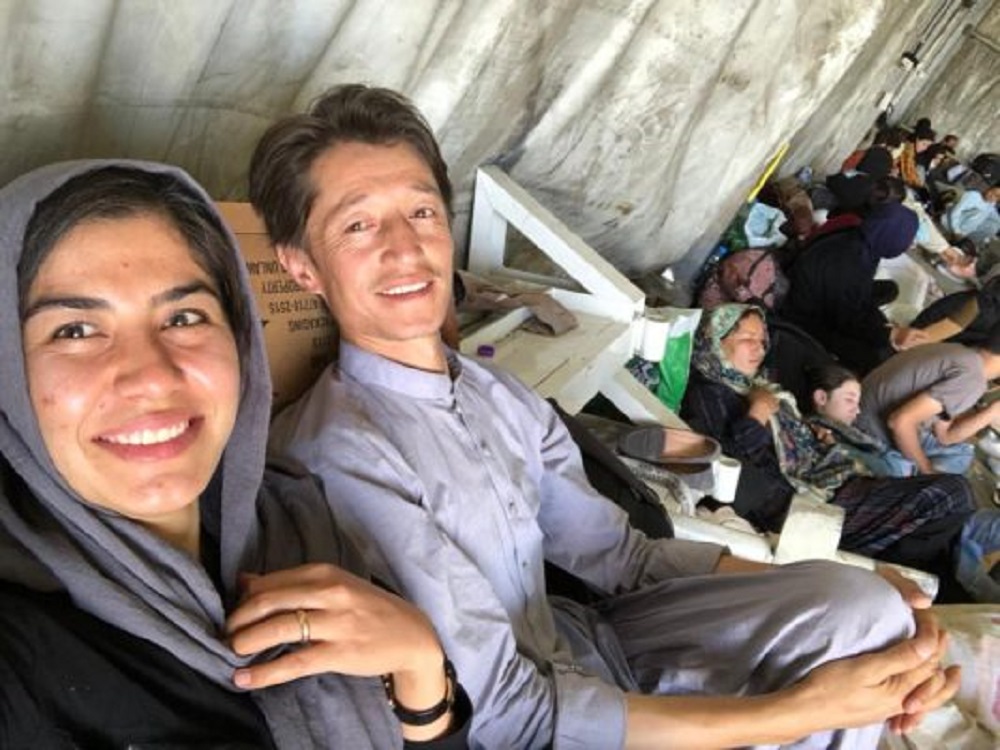 Lotët i rrjedhin, vajza afgane me të fejuarin në Qytet Studenti: Ky do të jetë muaji ynë i mjaltit Fatima Ibrahimi dhe i fejuari i saj Aziz Koshan ne aeroportin e Kabulit. Foto kortezi 533x400 1