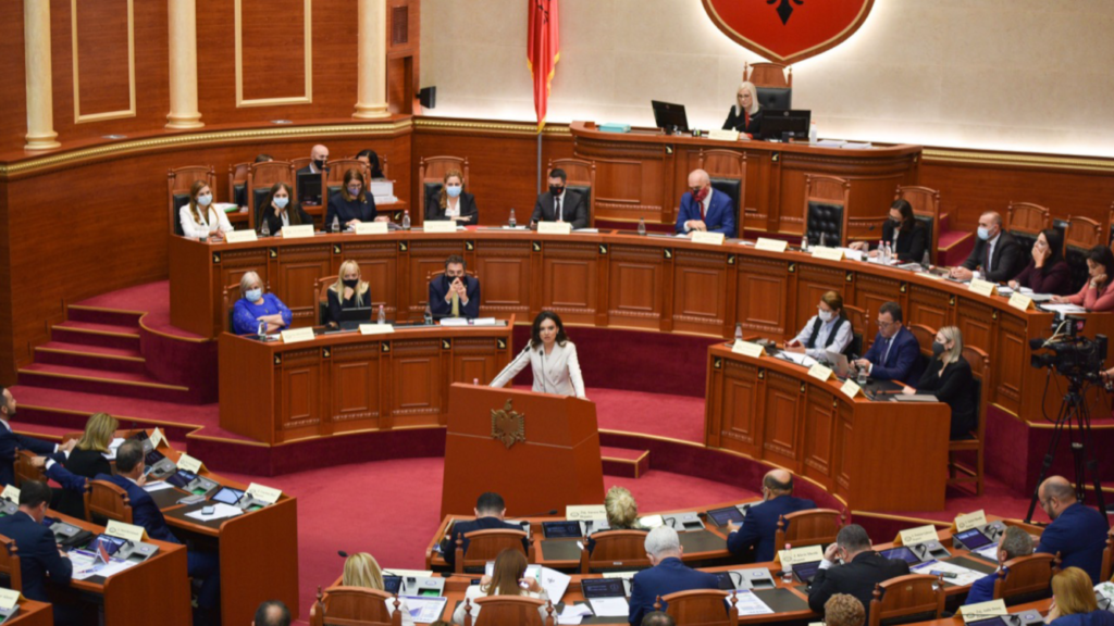 Kuvendi përmes fotove/ Politikë, modë, buzëqeshje dhe sherr KUVEND