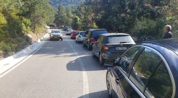 Aksident në Qafën e Llogarasë, bllokohet rruga, krijohen radhë të gjata trafiku Llogara
