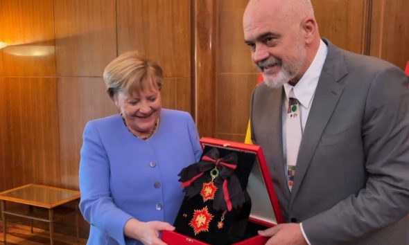 Vizita e Merkel në Tiranë/ Ambasada gjermane: Mikpritje dhe nderime mbresëlënëse! Mertkel Rama nderim
