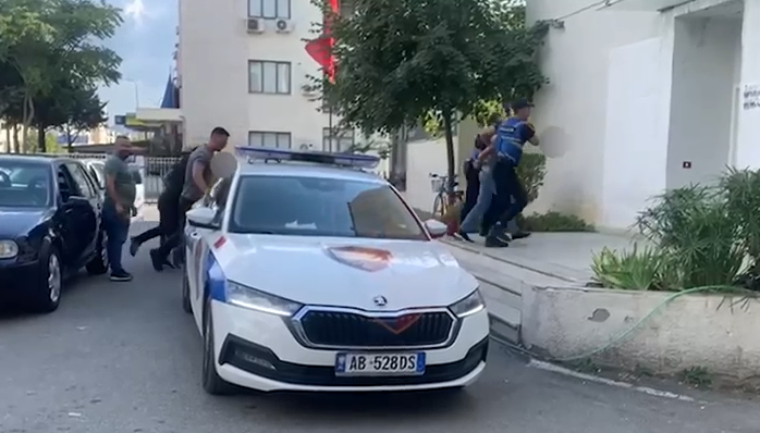 E ndaluan për kontroll, policia i gjeti poshtë sedijes së makinës dy granata dore, në pranga dy persona Policia 1