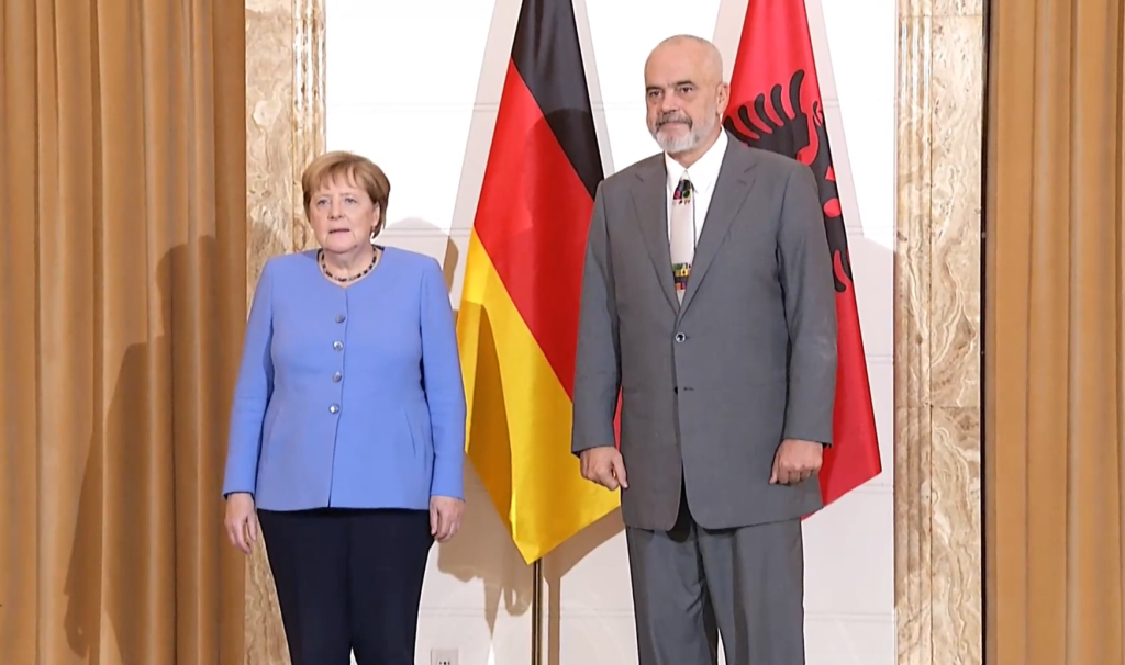 Merkel mbërrin në Pallatin e Brigadave, pritet me ceremoni zyrtare nga kryeministri Rama (Foto) RAMA MERKEL