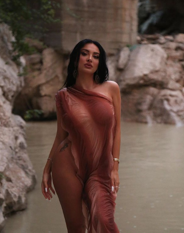 “Kaq seksi je ti, edhe vajzat të...”/ Modelja “çmend” fansat pa asnjë rrobë veshur (FOTO) 1 Redona Koci 2