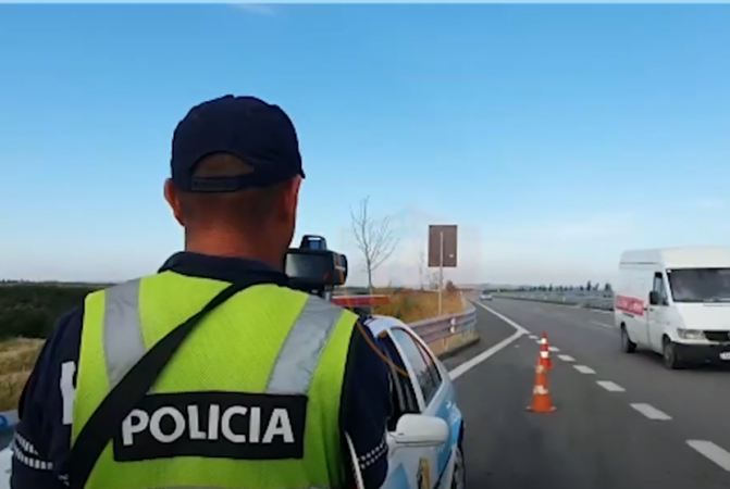 Policia aksion në Fier: Pezullohen 54 patenta e vendosen dhjetëra gjoba Screenshot 1 3 671x450 1