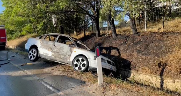 Merr flakë makina në afërsi të Maliqit, lëndohen shoferi e pasagjeri Screenshot 1