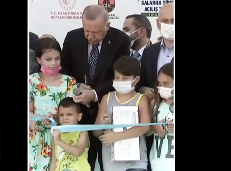 Preu para tij shiritin e inaugurimit, Erdogan godet në kokë djalin e vogël Screenshot 6 6
