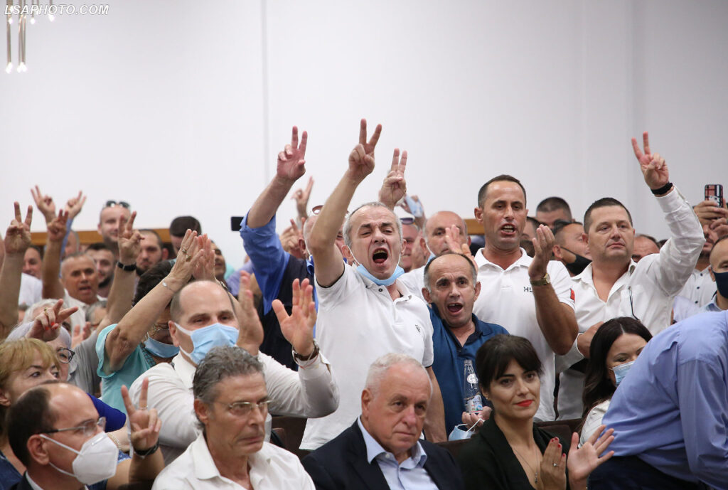 FOTO/ Cilët janë demokratët që mbështesin hapur Berishën Takimi i Berishes 12