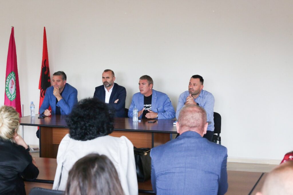 Damian Gjiknuri takim me strukturat e Partisë në Dibër. Ulsi Manja prezantohet si drejtues Politik i Qarkut WhatsApp Image 2021 09 22 at 12.40.55 PM 3
