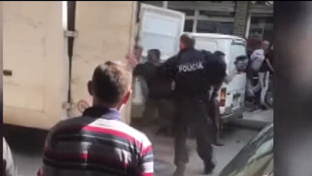 Momenti kur klandestinët në Pogradec dalin me vrap nga furgoni, fshihen menjëherë në rrugët e qytetit afgane