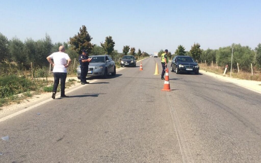 Furgoni përplas për vdekje këmbësoren në aksin Lushnje-Berat aksident 2