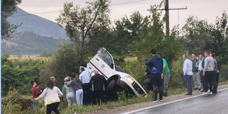 Mjeti del nga rruga dhe përfundon në kanal në aksin Elbasan-Librazhd aksident 3