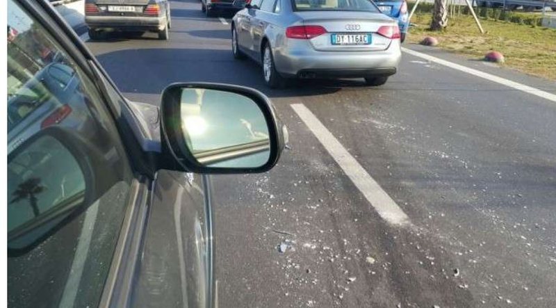 Aksident në autostradën Tiranë-Durrës, përplasen tre makina aksident