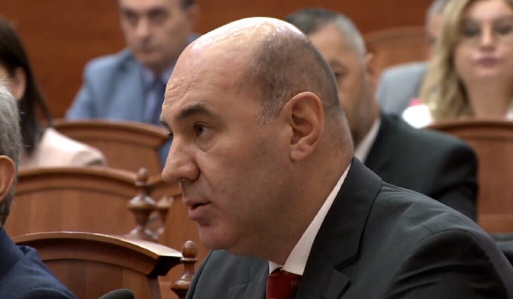 Kuvend/ PD kërkon ndryshimin e rendit të ditës për rastin e helmimit në Krujë. Balla kundër alfred rrushaj