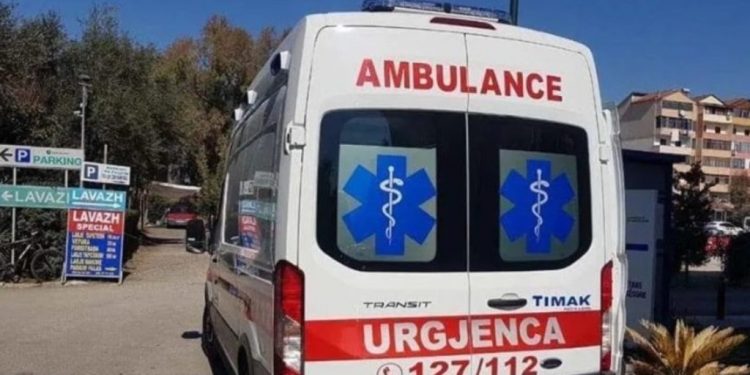 Dhunohet një 20-vjeçar në Tiranë, Policia jep detajet nga ngjarja ambulance 1024x576 1 750x375 1