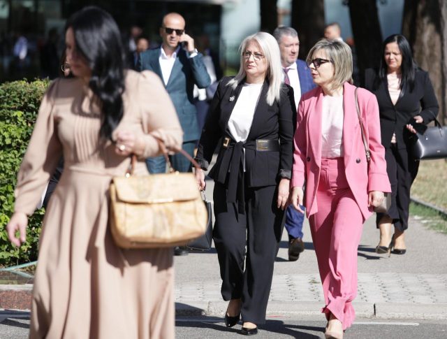 “Luois Vuitton”, “Alviero Martini” dhe “Guess”, aksesorët e shtrenjtë të deputeteve, ja me çfarë sfiluan zonjat e Kuvendit tonë! balluku