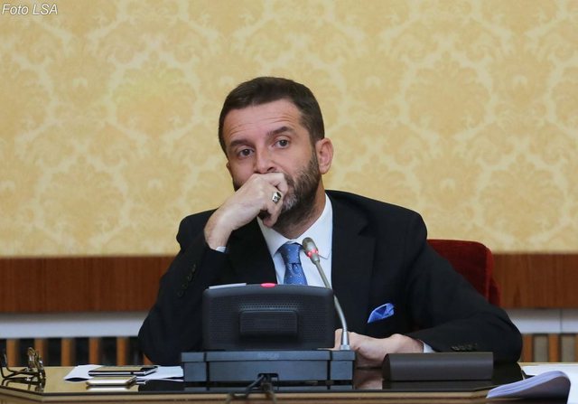 “Gratë duhen që të bëjnë para burrat” / Tjetër mesazh i koduar i Erjon Braçes brace 2