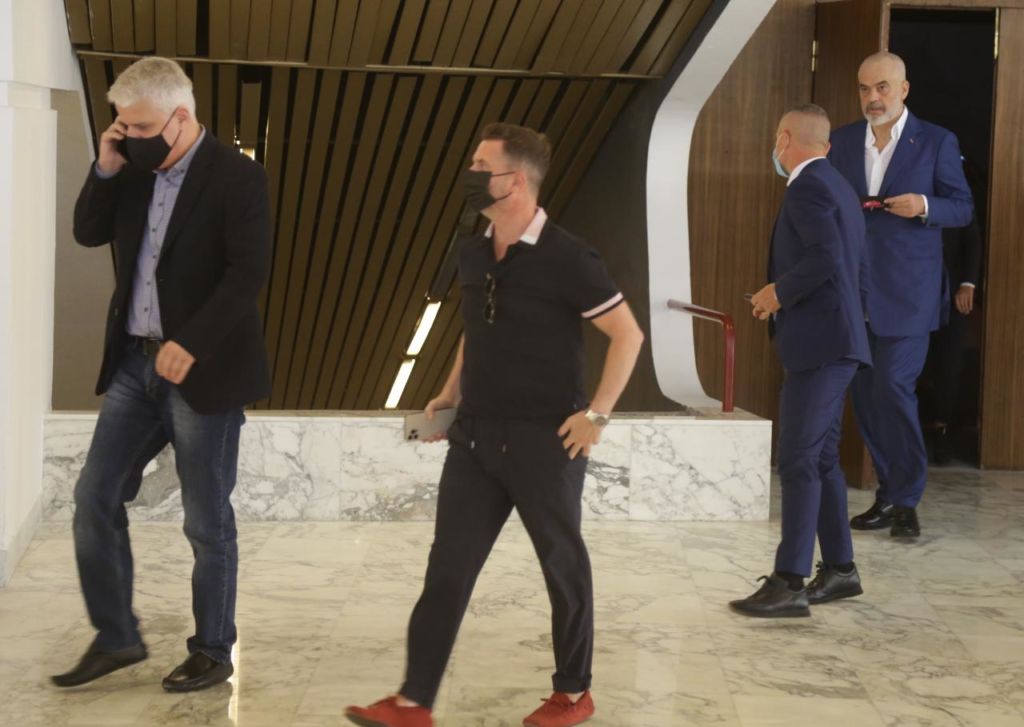 FOTOT/ Çfarë nuk u pa nga mbledhja e Asamblesë së PS-së 5 brace majko