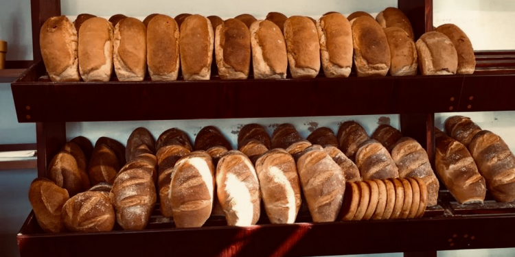 Shtrenjtohet buka! Rritet çmimi me 10 lekë nga disa furra, shkak mungesa e grurit buke