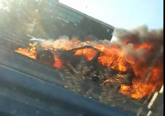Përfshihet nga flakët makina në dalje të tunelit Tiranë-Elbasan, shpëton mrekullisht shoferi digjet makinaa e1607351483207 637x450 1