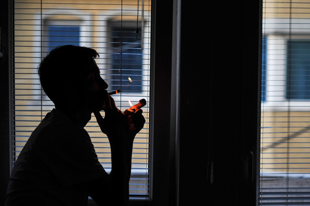 Përdoruesi i drogës i shiti të gjitha, gruaja denoncon nipin droge cigare