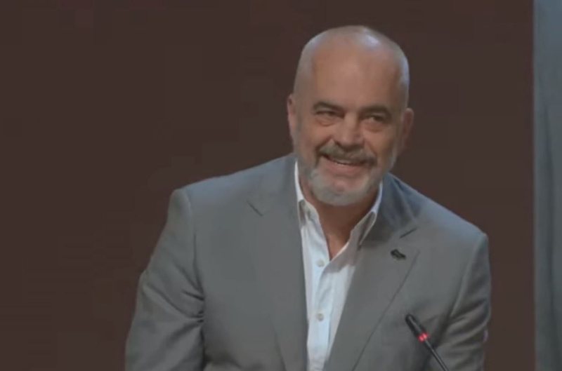 Rama batuta me zyrtarët e lartë të BE: Më lejoni t’ju jap ca buzëqeshje në këtë atmosferë të zymtë! Ne qeshim edhe kur edi rama