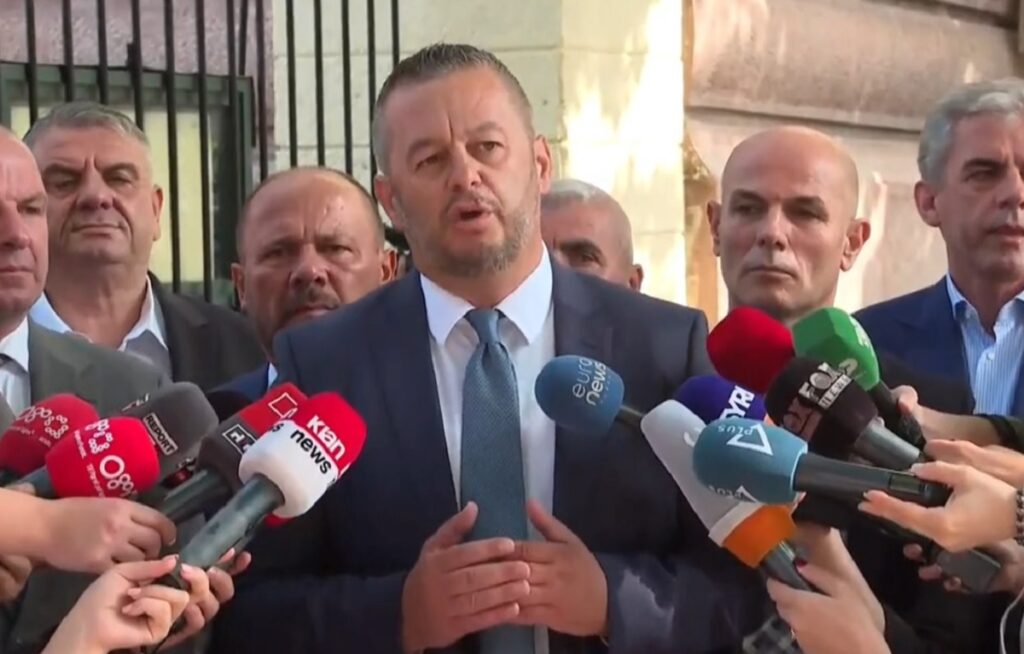 Opozita e pranishme fizikisht në komisione, mungon maxhoranca elidon bushati