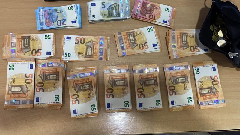 Sekuestrohen mijëra euro të padeklaruara në kufi, e pëson keq 52-vjeçari grek në Kapshticë euro