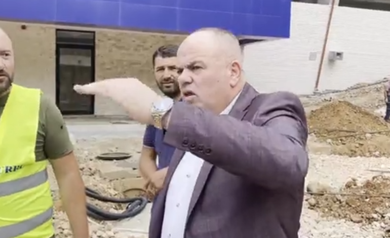VIDEO/ “Mos më rrini kot, punoni deri në 10 të natës”, Safet Gjici ultimatum për stadiumin: Më 15 vjen Duka këtu gjici