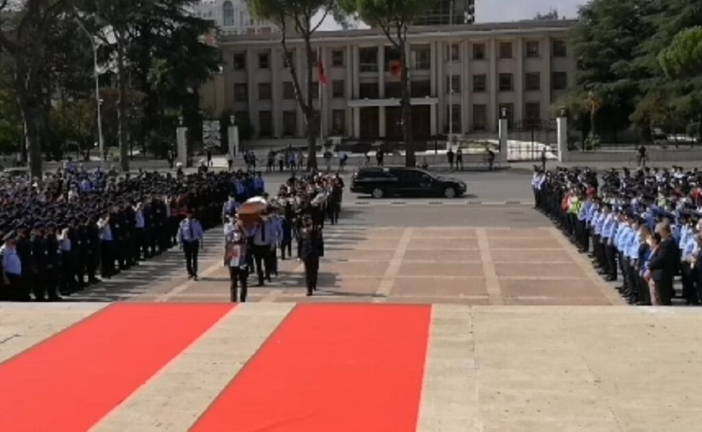LIVE- Nisin homazhet për oficerin e policisë Saimir Hoxha homazhet