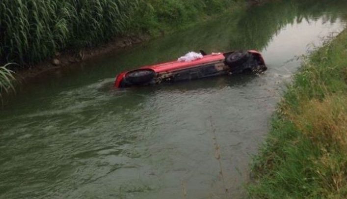 Makina del nga rruga dhe bie në kanal në Divjakë, humb jetën shoferi kanal 707x405 1