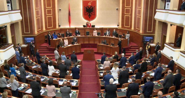 Pas shkarkimit nga Basha, Ferdinand Xhaferaj zëvendëson Flamur Nokën si zv/kryetar i komisionit të Sigurisë kuvendi nje minute heshtje 770x411 1
