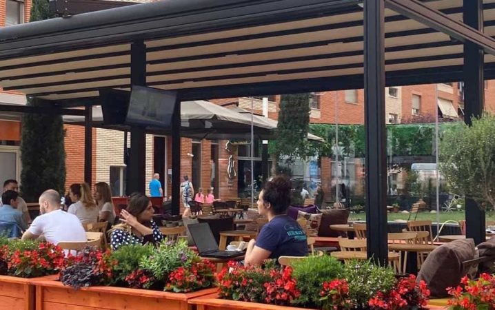 Kosova forcon masat/ Nga e hëna nuk lejohet hyrja në lokale pa certifikatën e vaksinimit apo testet negative COVID-i lokalet 1024x642 1 718x450 1