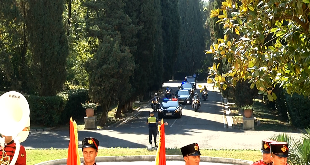 Merkel mbërrin në Pallatin e Brigadave, pritet me ceremoni zyrtare nga kryeministri Rama (Foto) 1 mberrin merkel