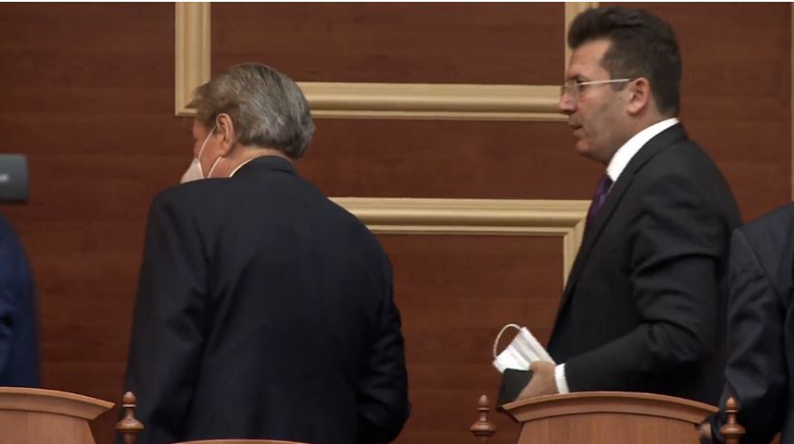 Berisha sfidon Bashën, depoziton formularin e vetëdeklarimit në Kuvend: Jam anëtar i grupit të PD-së mediu basha