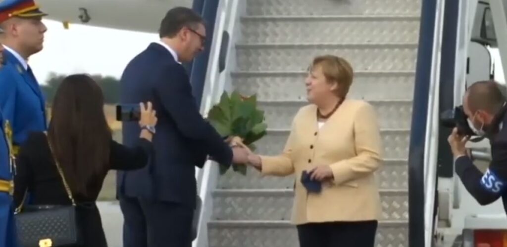 Vuçiç pret me lule Merkelin në aeroportin e Beogradit merkel vucic
