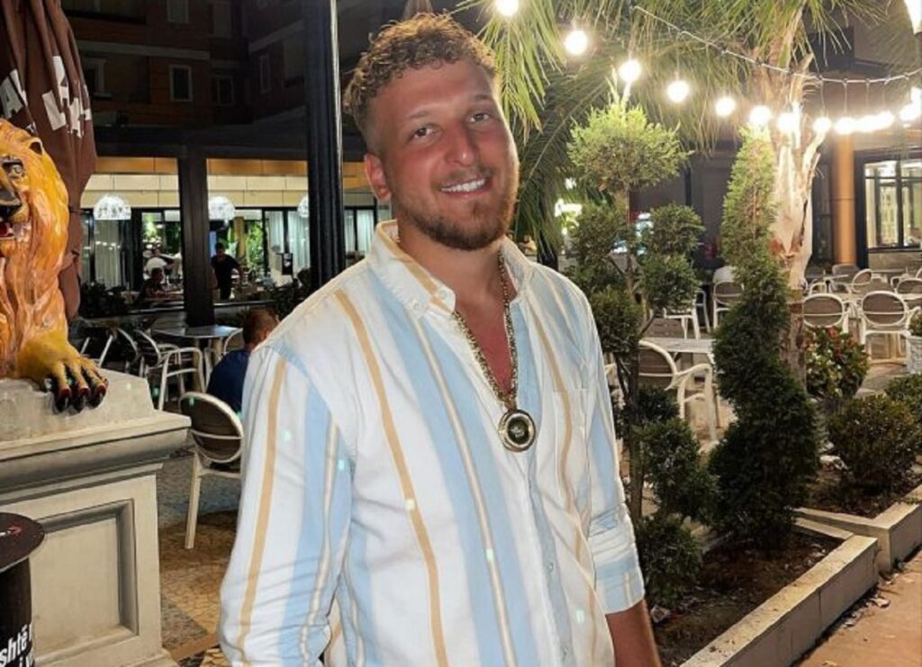 Ngjashmëria me Mozzik, i riu shqiptar bëhet viral në TikTok mozzik