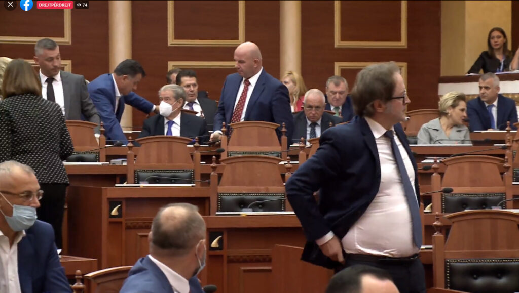 LAJM I FUNDIT/ Basha me deputetët largohet nga salla e Kuvendit, Berisha e ndjek pas nasha berisha