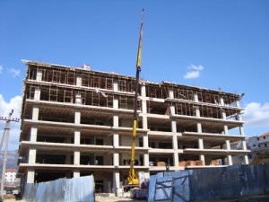 Kavajë/ Bie nga lartësia e pallatit, humb jetën 55-vjeçari pallat ne ndertim 300x225 1