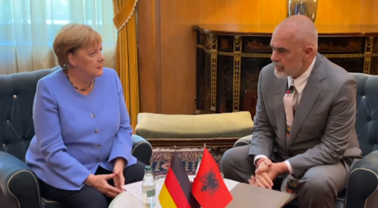 Merkel dhe Rama 45 minuta ‘kokë më kokë’, dalin pamjet nga takimi në Pallatin e Brigadave rama merkel.1png 770x425 1