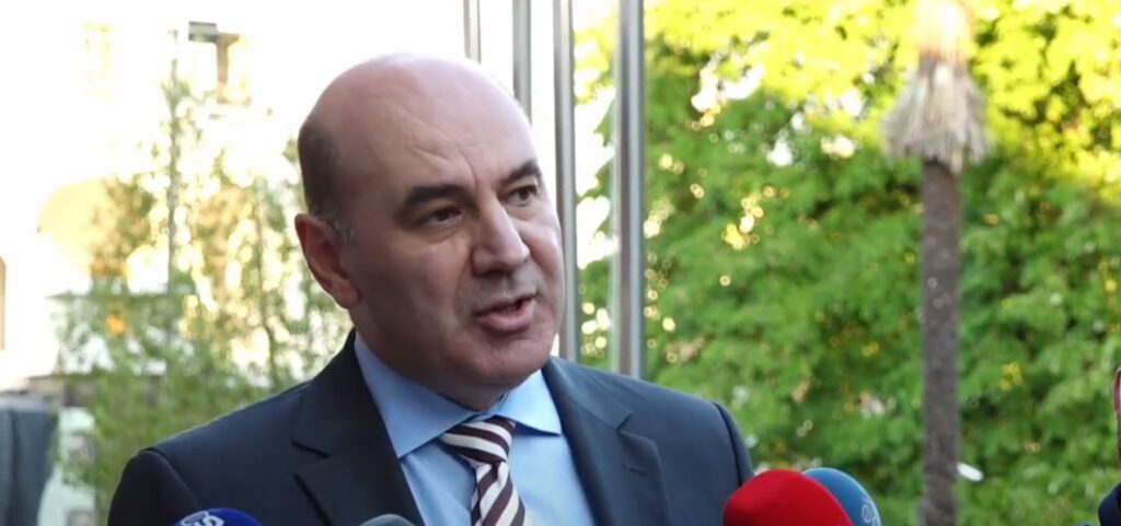 Kryetari i grupit të PD: U shkel rregullorja, kërkojnë zvogëlimin e hapësirës se opozitës rushaj