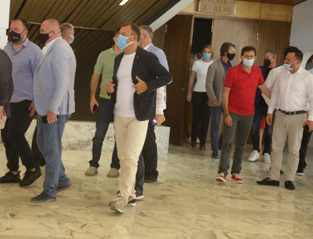 FOTOT/ Çfarë nuk u pa nga mbledhja e Asamblesë së PS-së 18 shalsi