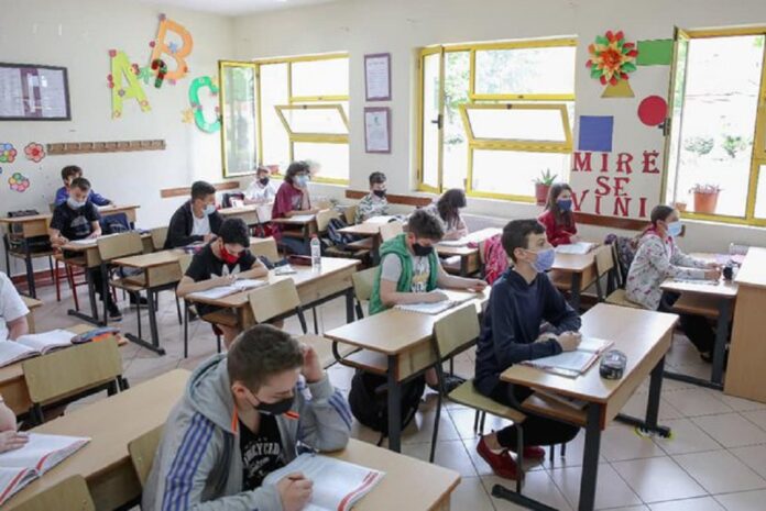 Rikthimi në shkollë pas pushimeve, Kushi: Mësimi në prezencë fizike kërkon përgjegjësinë e të gjithëve shkollat 696x465 1