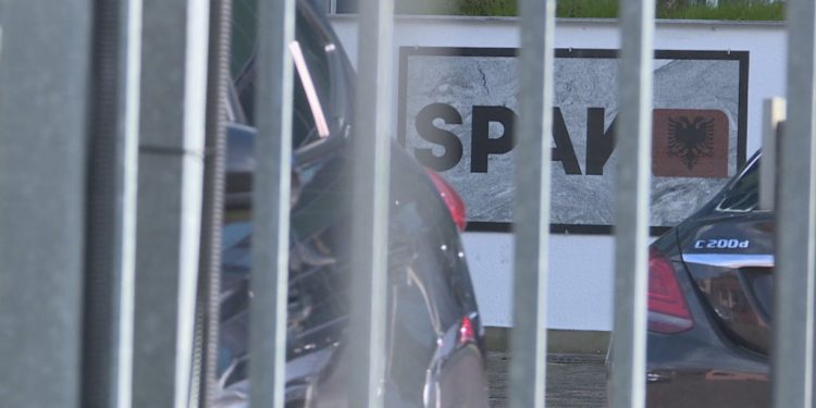 I jepnin rrogën si mësues një personi që jetonte në Angli, SPAK mësyn në zyrat e Arsimit në Dibër spak